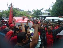 Massa PDIP Geruduk Kantor DPD Surabaya, Sarat Kepentingan