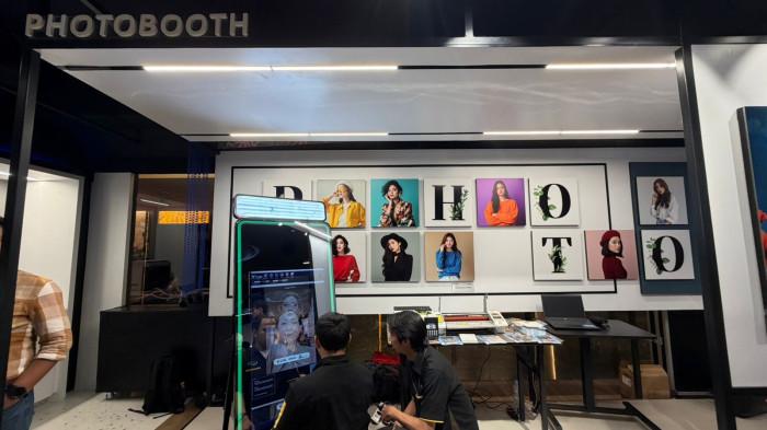 DEMO PHOTOBOOTH - Master Plotter dan Epson Indonesia menampilkan demo perangkat self-photo studio, mulai dari kamera, printer, hingga software berbasis AI dalam community gathering 