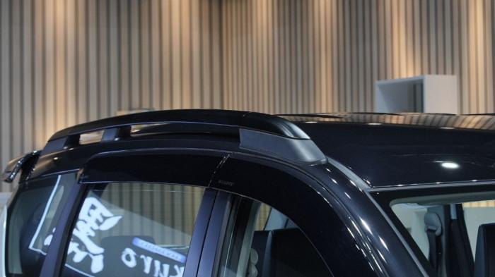 DETAIL ROOF RAIL - Roof rail hitam pekat pada New XL7 Hybrid Alpha Kuro menambah kesan elegan sekaligus fungsional. Detail ini menjadi salah satu sembilan penyempurnaan utama yang menegaskan karakter eksklusif varian tertinggi XL7.
