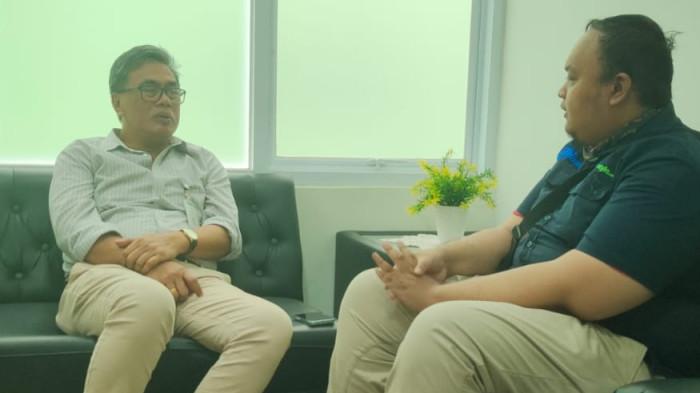 DIRUT RSMR SOLO - Direktur Utama RS Mangesti Rahayu, dr. Wahyu Indianto, M.H.(kiri) saat ditemui di RSMR, Senin (19/1/2026).  Wahyu menjelaskan bahwa strategi beridirnya RSMR diambil untuk memecah konsentrasi layanan kesehatan yang selama ini menumpuk di pusat kota.