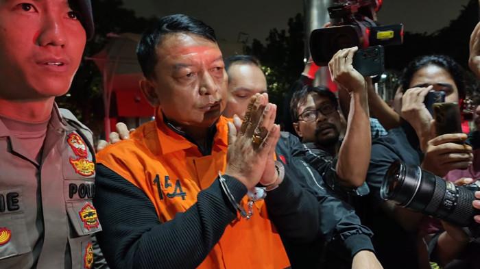 DITAHAN KPK – Ketua Pengadilan Negeri (PN) Depok, I Wayan Eka Mariarta, beserta empat tersangka lainnya ketika hendak ditahan di Rutan KPK pada Sabtu (7/2/2026) dini hari.