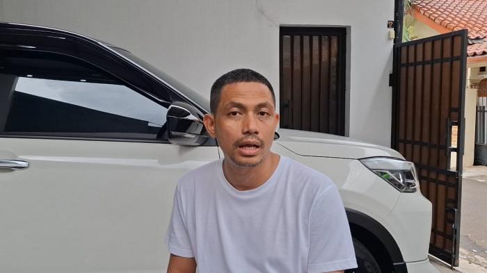 AKSI TEROR - Ramond Dony Adam atau DJ Donny (41), konten kreator sekaligus aktivis sosial, saat ditemui di kediamannya di Pondok Bambu, Duren Sawit, Jakarta Timur, Kamis (1/1/2026). Ia mengungkapkan rekaman CCTV rumahnya menunjukkan pelaku teror selalu berjumlah dua orang.