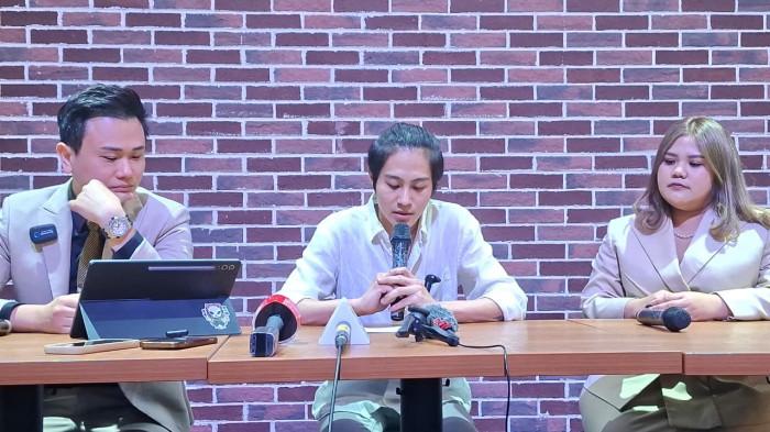 MINTA MAAF - Dj Panda (tengah) ketika ditemui di kawasan Sudirman, Jakarta Selatan, Selasa (16/12/2025). Dj Panda meminta maaf kepada Erika Carlina atas kasus penyebaran data pribadi.