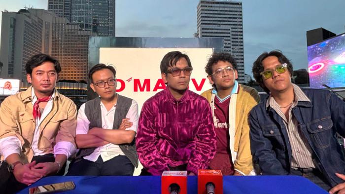 JALUR INDIE - Grup Band D'MASIV mengumumkan keluar dari Musica Studios.Band ini tak memperbarui kontraknya dan memilih jalur indie label.