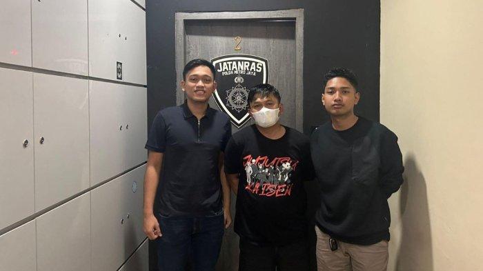 Tampang DPO A, Tersangka Pengumpul Situs dan Uang Setoran Judi Online Pegawai Komdigi