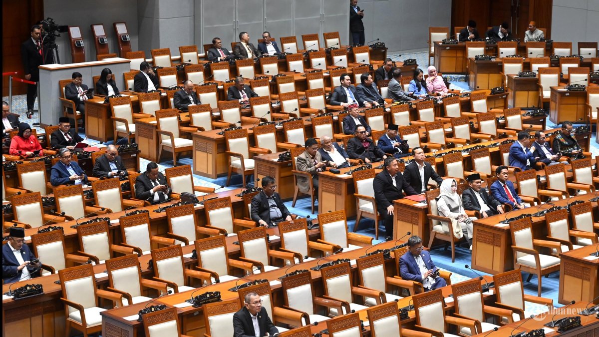 Suasana Rapat Paripurna Ke-16 Masa Persidangan IV Tahun Sidang 2025-2026 di Kompleks Parlemen, Senayan, Jakarta, Kamis (12/3/2026). Dalam rapat tersebut DPR menyetujui lima nama calon anggota dewan komisioner Otoritas Jasa Keuangan (OJK) periode 2026???2031 yang sebelumnya telah melalui uji kelayakan di Komisi XI DPR RI pada Rabu (11/3). TTIBUNNEWS/IRWAN RISMAWAN