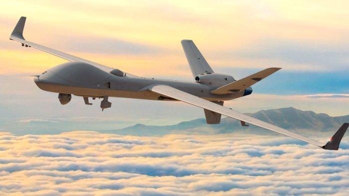 DRONE MQ-9B- Amerika Serikat dan Qatar telah menyelesaikan perjanjian senilai hampir $2 miliar (Rp 33 Triliun) untuk penjualan delapan pesawat nirawak General Atomics MQ-9B SkyGuardian, menandai akuisisi pertama sistem udara tak berawak canggih ini di Timur Tengah. Ditandatangani oleh kedua pemerintah, kesepakatan tersebut, yang diumumkan oleh Gedung Putih pada tanggal 14 Mei 2025, mencakup paket amunisi berpemandu presisi, sensor, dan sistem pendukung yang tangguh.