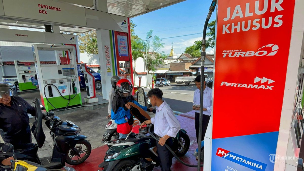 ANTRE BBM - Warga mengantre Bahan Bakar Minyak (BBM) di SPBU (Stasiun Pengisian Bahan Bakar Umum) Jalan Langsep, Kota Malang, Jawa Timur, Jumat (6/3/2026). Konflik antara Iran dengan Israel dan Amerika Serikat membuat Selat Hormuz ditutup sehingga distribusi minyak dunia terganggu. Akibat penutupan Selat Hormuz Kementerian Energi dan Sumber Daya Mineral (ESDM) menyebut cadangan BBM di Indonesia cukup untuk 20 hari pasca penutupan tersebut. SURYA/PURWANTO