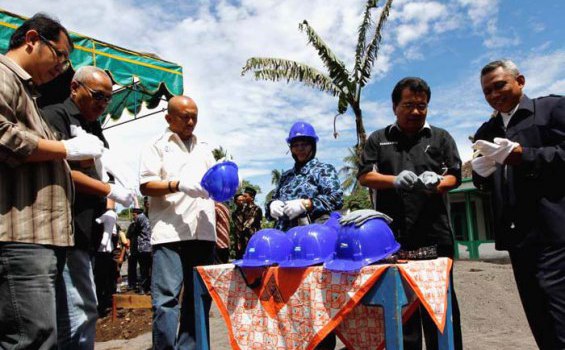 Grup Tribun Serahkan Bantuan ke Desa Girikerto