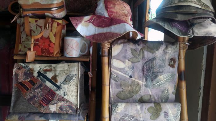 ALODIE ECOPRINT WONOGIRI - Alodie Ecoprint kini memiliki banyak puluhan produk fesyen dan aksesori. Mulai dari gamis, cardigan, tas, kemeja, tunik, sepatu, topi, gantungan kunci, hingga dompet. Karya Dewi Catur Rahayu juga menjadi incaran turis asing.