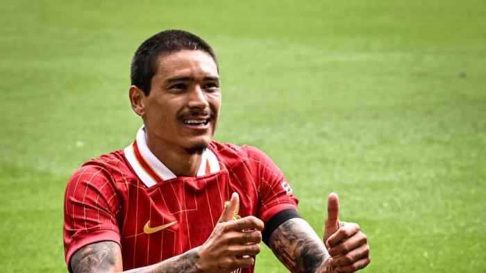 SELEBRASI- Darwin Nunez berselebrasi usai mencetak gol. Darwin Nunez tampak dengan potongan rambut baru, dia memotong rambut panjang yang telah lama menjadi ciri khasnya.