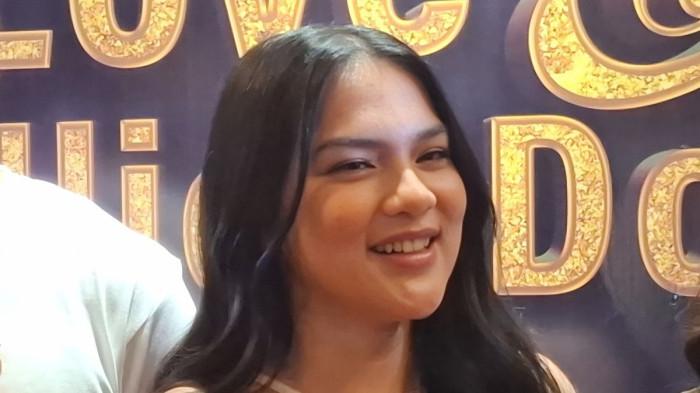 ADEGAN MESRA - Aktris Davina Karamoy tak takut sering jalani adegan panas termasuk di series terbarunya, 'Love & 10 Million Dollars'. Davina Karamoy di kawasan Thamrin Jakarta Pusat, Senin (13/4/2026).