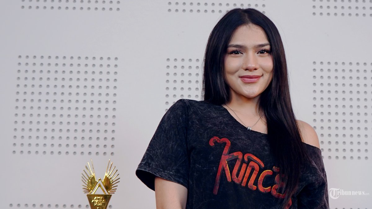DAVINA KARAMOY - Pemain Film 'Kuncen' Davina Karamoy usai podcast dalam program Si Paling Seleb di Studio Tribun Network, Jalan Palmerah Selatan, Jakarta Pusat, Senin (13/10/2025). Dalam film tersebut, Davina cerita perannya sebagai perempuan berkarakter bucin, jutek, dan logis bernama Diska. TRIBUNNEWS/LENDY RAMADHAN
