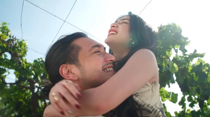 ADEGAN PANAS  - Adegan panas antara Davina Karamoy dan Giorgino Abraham di serial 'Love & 10 Million Dollars' viral di media sosial ketika baru rilis teaser trailernya. (sumber foto istimewa instagram)
