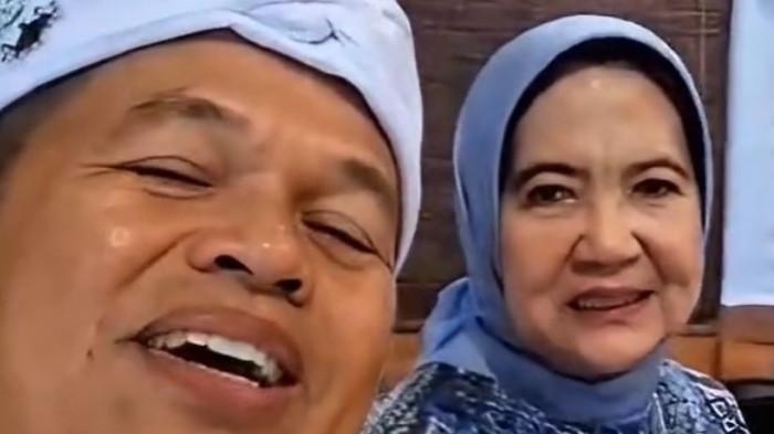 IBUNDA SESKAB TEDDY - Ibunda Seska Teddy Indra Wijaya, Letkol Purn Patris RA Rumbayan (kanan), bertemu dengan Gubernur Jawa Barat (kiri).