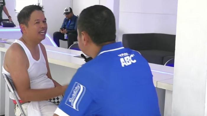 KONVOI JUARA PERSIB – Gubernur Jawa Barat Dedi Mulyadi berbincang dengan rombongan tim Persib Bandung setiba di Jembatan Penyeberangan Orang (JPO) Jalan Asia Afrika, Bandung, Jawa Barat, Minggu (24/5/2026). Padatnya lautan Bobotoh membuat rombongan konvoi sempat terhenti hingga Dedi berjalan kaki menembus kerumunan dan hanya mengenakan singlet akibat cuaca terik.