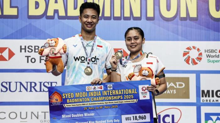 DEJAN/BERNADINE - Ganda campuran Indonesia, Dejan Ferdinansyah/Bernadine Wardana berdiri di podium utama Syed Modi India International 2025 setelah meraih gelar juara di Lucknow, India, pada 30 November 2025. Dok/PBSI