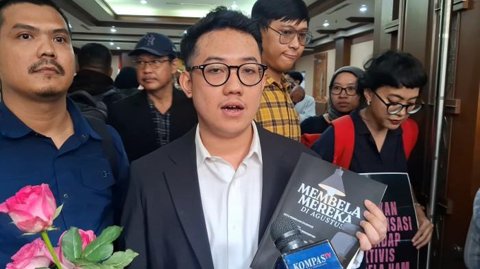 DEMO AGUSTUS - Terdakwa kasus dugaan penghasutan demo Agustus 2025, Delpedro Marhaen saat jeda sidang agenda penyampaian pleidoi pribadi berjudul 'Membela Mereka di Agustus' setebal 70 halaman, di Pengadilan Negeri Jakarta Pusat, Senin (2/3/2026).