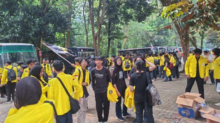 DEMO BEM UI - Massa BEM UI bersiap berangkat aksi ‘Menuju Indonesia Bangkrut’ ke Bundaran HI, Jakarta Pusat, Jumat (12/6/2026). Massa mulai berkumpul di lapangan FISIP UI Kampus Depok pada pukul 09.00 WIB.