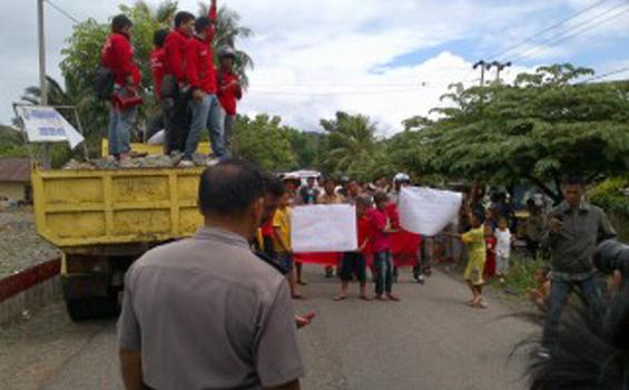 Pengunjuk Rasa Blokir Jalan AKD Dumoga Timur