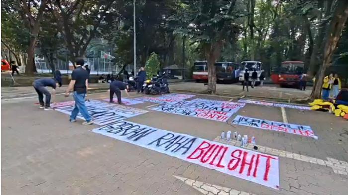 DEMO BEM UI - Massa BEM UI bersiap berangkat aksi ‘Menuju Indonesia Bangkrut’ ke Bundaran HI, Jakarta Pusat, Jumat (12/6/2026). Massa mulai berkumpul di lapangan FISIP UI Kampus Depok pada pukul 09.00 WIB.