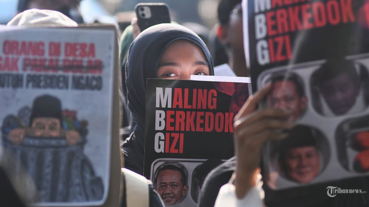 DEMO MAHASISWA - Massa aksi dari Aliansi Amarah Brawijaya menggelar aksi demonstrasi di depan gedung DPRD Kota Malang, Jawa Timur, Senin, (15/6/2026). Massa aksi menuntut perbaikan tata kelola perekonomian nasional diantaranya mendorong pemerintah untuk menurunkan harga BBM dan kebutuhan pokok lainnya serta menghentikan program Makan Bergizi Gratis (MBG) dan Koperasi Desa Merah Putih (KDMP). SURYA/PURWANTO