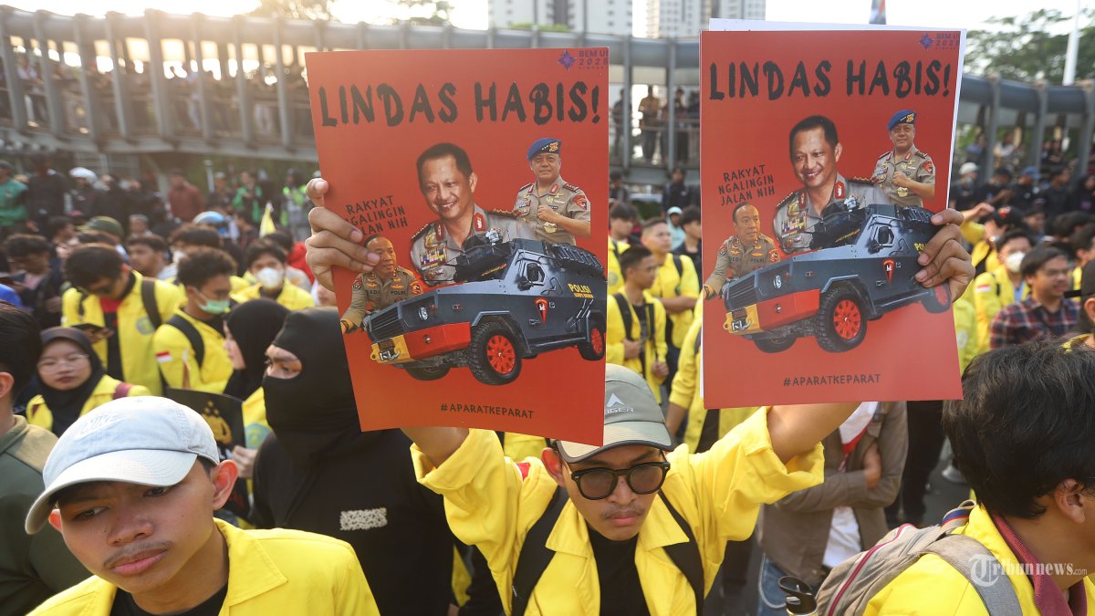 DEMO MAHASISWA - Massa yang terdiri dari elemen mahasiswa menggelar aksi unjuk rasa didepan Gedung Polda Metro Jaya, Jakarta, Jumat (29/8/2025). Pada aksinya massa menuntut kepolisian untuk mengusut tuntas pelaku penabrak driver ojol Affan Kurniawan hingga tewas. Tribunnews/Jeprima