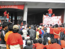 Demo Anti dan Dukung Nurdin Halid Gantian Orasi