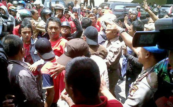 Demo Tuntut Revolusi PSSI di Makassar Berakhir Rusuh