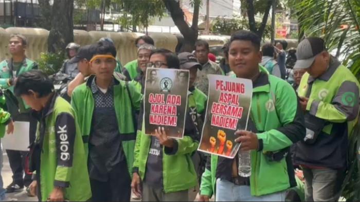DEMO OJOL - Sejumlah pengemudi ojek online (ojol) gelar unjuk rasa di depan Gedung Pengadilan Tipikor Jakarta, Senin (5/1/2026). Mereka menggelar demo untuk mendukung Nadiem Makarim yang sedang menjalani sidang perdana kasus dugaan korupsi chromebook. (Fahmi Ramadhan/Tribunnews.com)