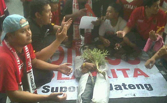 Pocong 'Nurdin Halid' Didoakan Pengunjuk Rasa