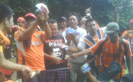 Suporter Jual Ayam Demi Turunkan Nurdin Halid