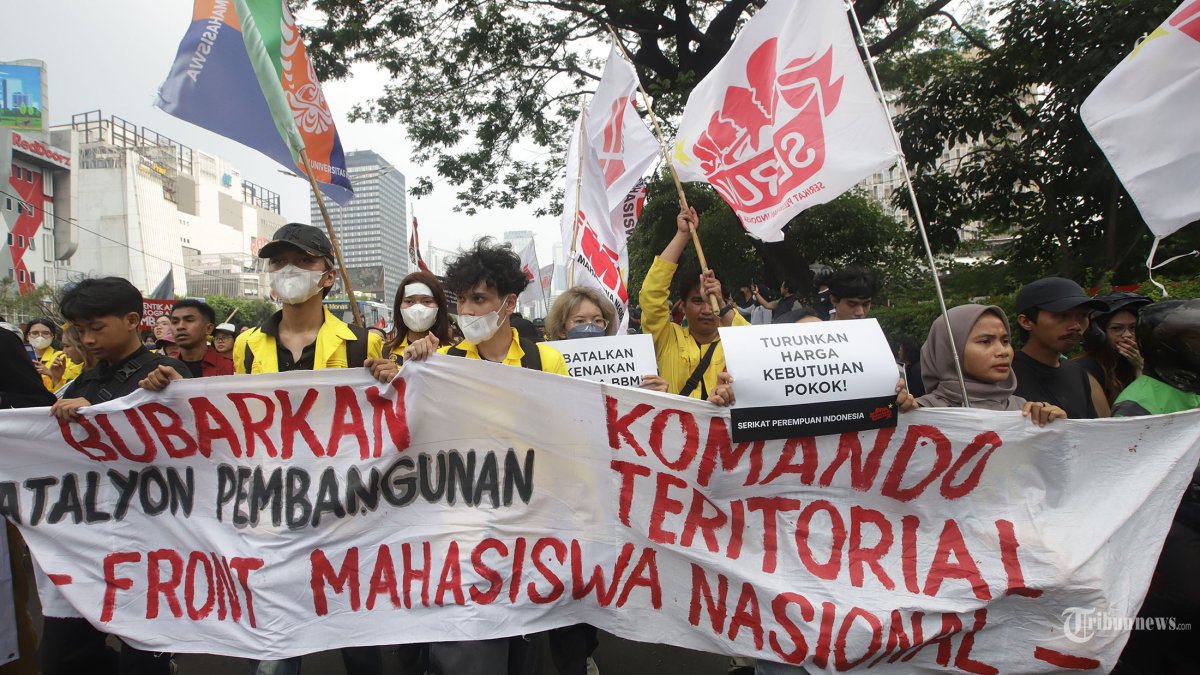 AKSI UNJUK RASA - Sejumlah mahasiswa menggelar aksi unjuk rasa di kawasan Thamrin, Jakarta Pusat, Jumat (12/6/2026). Massa aksi yang tergabung dalam BEM UI diikuti beberapa mahasiswa UPN dan IPB membawa lima tuntutan pada aksi tersebut yaitu Menghentikan pemborosan APBN, Menurunkan harga bahan pokok dan BBm, Menghentikan program MBG dan Koperasi Merah Putih, Menghentikan militerisme di ranah sipil dan Mendesak pemerintah mengakui kesalahan dan berhenti mengelak. Tribunnews/Jeprima