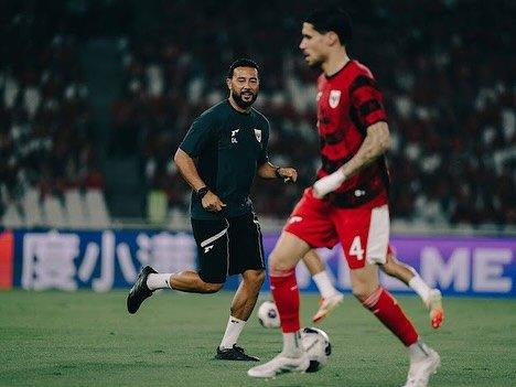 Tolak Tawaran Ajax, Wujud Kesetiaan Denny Landzaat untuk Timnas Indonesia