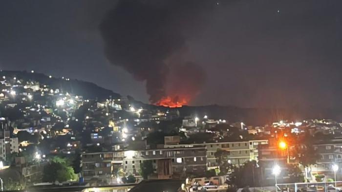 Dentuman dahsyat serangan udara dan kilatan ledakan yang menerangi langit di atas ibu kota Venezuela, Caracas, membangunkan warga pada dini hari tanggal 3 Januari 2026, yang masih belum pulih dari perayaan Tahun Baru.