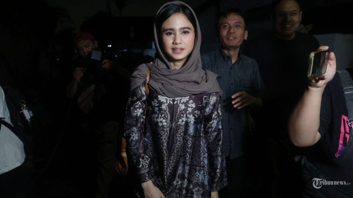 MELAYAT - Selebritis Tissa Biani terlihat datang untuk melayat almarhum musisi sekaligus penyanyi Vidi Aldiano di rumah duka kawasan Jakarta, Sabtu (7/3/2026) malam. Sejumlah kerabat selebritis terlihat hadir untuk melayat, seperti di ketahui Vidi meninggal di usia 35 tahun akibat penyakit kanker ginjal stadium tiga yang dideritanya pada Desember 2019. Tribunnews/Jeprima