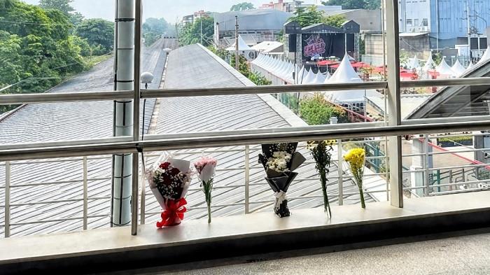 MEMORI DI ANTARA REL — Deretan rangkaian bunga dan pesan belasungkawa dari masyarakat menghiasi sudut Stasiun Bekasi Timur, Jawa Barat, Rabu (29/4/2026), sebagai bentuk penghormatan terakhir bagi 16 wanita korban tragedi maut. Kehadiran bunga-bunga ini menjadi pengingat sunyi akan duka mendalam yang menyelimuti publik pasca-insiden maut pada 27 April 2026 tersebut.