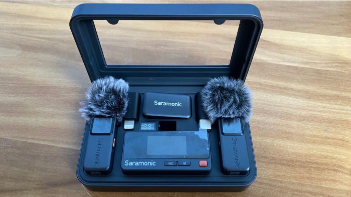 Desain charging case Saramonic Air, di dalamnya memuat unit receiver, transmitter dan beberapa aksesoris pendukung