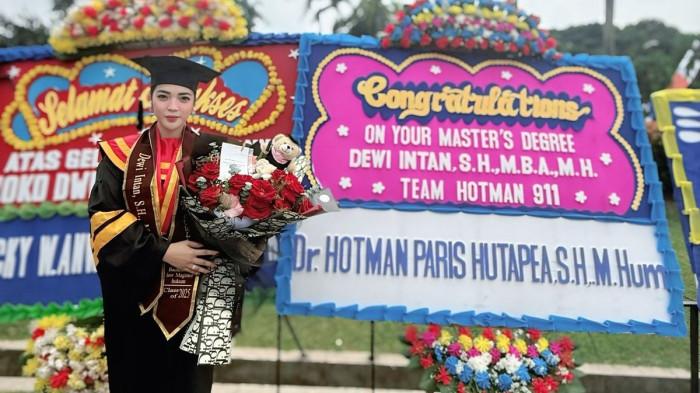 LULUS MAGISTER HUKUM - Dewi Intan Malenka baru saja memperoleh gelar Magister Hukum dengan nilai pujian atau cumlaude. Sebagai advokat senior, Hotman Paris mendukung penuh.