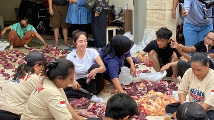 IDUL ADHA - Pedangdut Dewi Perssik turut terlibat langsung dalam proses pemotongan daging hewan kurban di kediamannya kawasan Lebak Bulus, Jakarta Selatan, Kamis (28/5/2026).(Tribunnews.com/Fauzi Alamsyah).