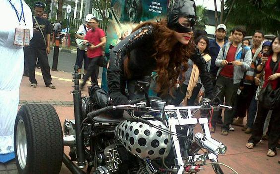 Berbusana Catwoman, Depe Canggung di Atas Motor Gede