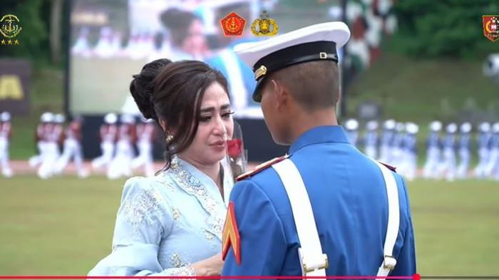 ANAK DEPE TNI - Dewi Perssik hadiri wisuda kelulusan anaknya Felice Gabriel menjad iPrabhatar Akmil 2025