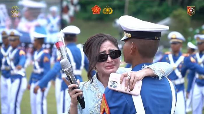 ANAK DEPE AKMIL - Dewi Perssik menangis menghadiri wisuda sang anak sang putra, Felice Gabriel lulus Prabhatar Akmil pada 28 November 2025 di Magelang.