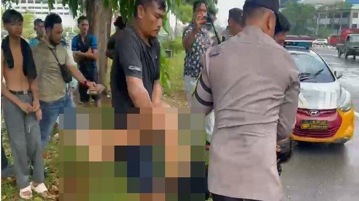 TEWAS TERSAMBAR PETIR - Tangkap layar dokumentasi Polsek Batam Kota saat polisi bersama warga mengevakuasi remaja di Batam yang tewas tersambar petir dekat Simpang Franky, Kamis (1/5/2025).