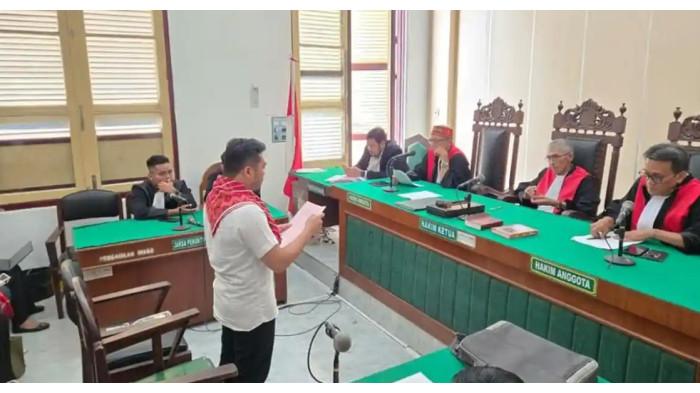 SIDANG KORUPSI - Direktur CV Promiseland, Amsal Christy Sitepu, saat membacakan pembelaan dalam sidang korupsi pembuatan website dan video profil desa di Kabupaten Karo, Rabu (4/3/2026).