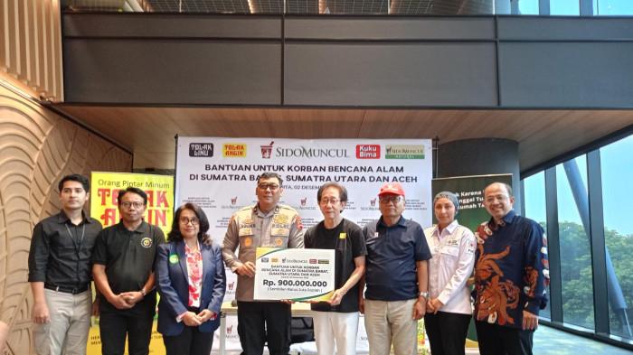 Direktur Sido Muncul Dr. (H.C.) Irwan Hidayat secara simbolis  menyerahkan bantuan