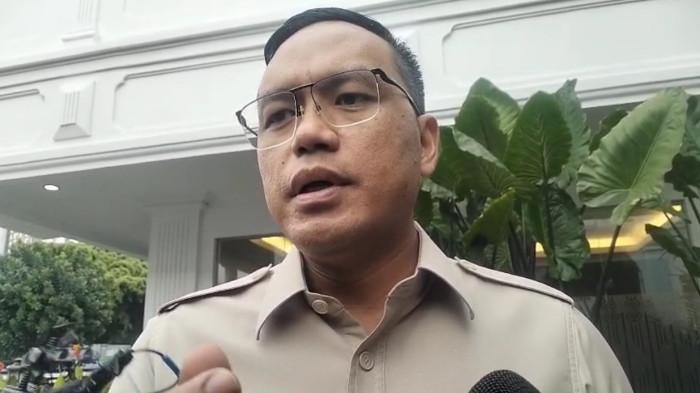 SPBU SWASTA – Direktur Utama PT Pertamina, Simon Aloysius Mantiri, usai bertemu Presiden Prabowo Subianto di Istana Negara, Jakarta, Jumat (19/9/2025). Pertemuan membahas kelangkaan BBM di SPBU swasta dan kebijakan kuota impor yang dinilai memicu distribusi tak merata.