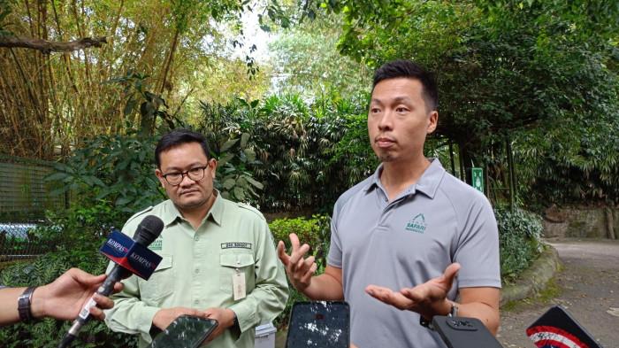 Direktur Utama Taman Safari Indonesia, Aswin Sumampau bersama Vice President of Life Science TSI Group, drh. Bongot Huaso Mulia di Taman Safari Bogor, Senin (10/11/2025).