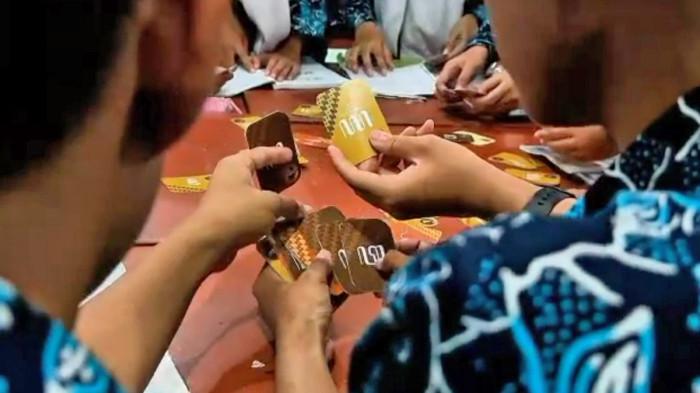 BOARD GAME CARAKAN - Susana pembelajaran Bahasa Jawa di SMAN 1 Bojonegoro saat menggunakan board game kartu aksara Jawa.