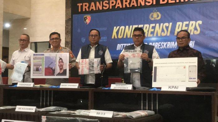 Xotinim erimni internetda porno tomosha qilayotganini ushlab oldi. Oilada jinsiy aloqa (rus telekorsatuvi)